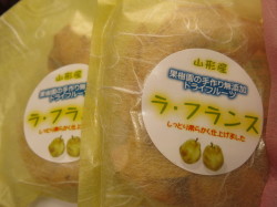 ドライフルーツの大きなメリットですね!どこでも簡単にくだものが摂れます。場所も取らず保存にも便利。<br />
お茶や紅茶、コーヒーにもよくあいます。<br />
1パック40g入りで、こちらの袋に入っています。<br />
